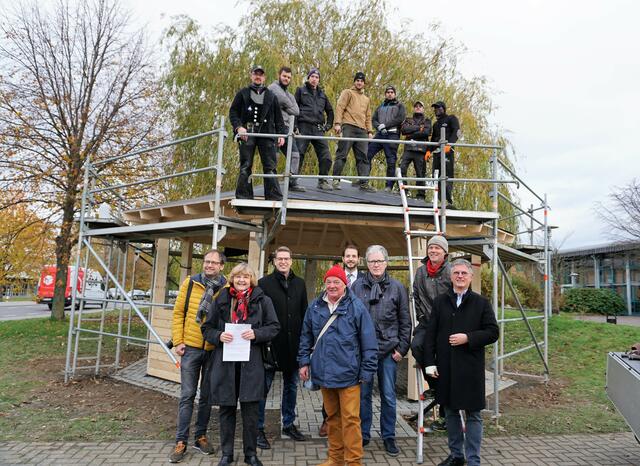 Dank des gelungenen deutsch-französische Kooperationsprojekts haben sieben Junghandwerker die neue Holzhütte gebaut, in der die römischen Glasöfen untergebracht sind und bei der Eröffnung auch in Betrieb genommen wurden. | Foto: art